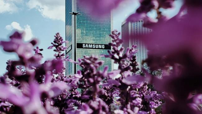 Budova s logem Samsung