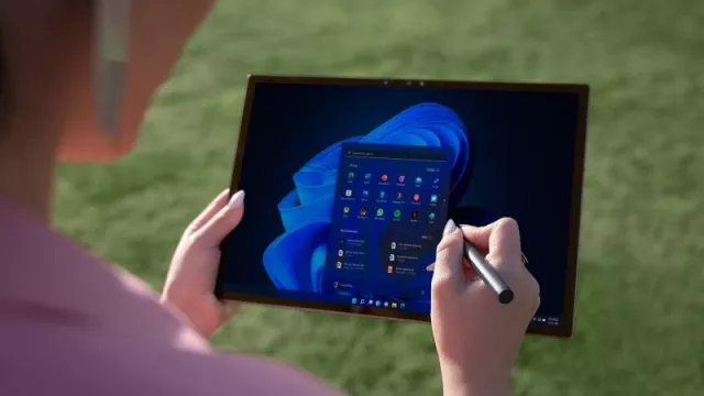 Uživatelka s tabletem, na kterém běží Windows 11