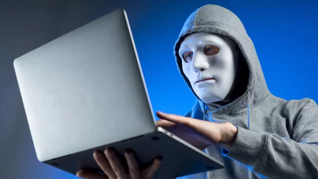 Podvodník s maskou a počítačem