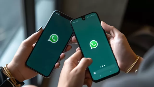 Dva uživatelé komunikují přes WhatsApp