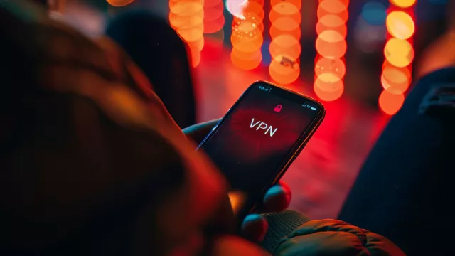 Smartphone s nápisem VPN na displeji