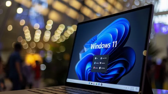 Logo Windows 11 zobrazené na displeji laptopu