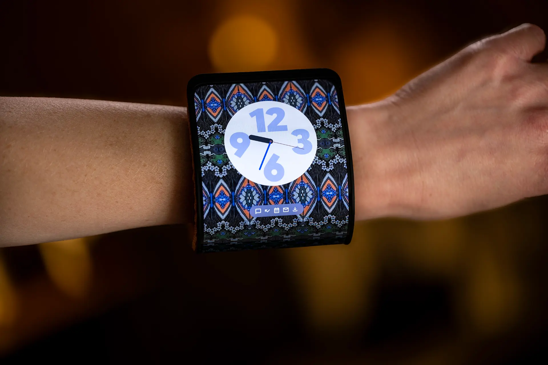 Zatím jen koncept: chytrý telefon, který si omotáte kolem zápěstí jako ...