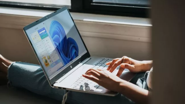 Laptop s běžícími Windows 11