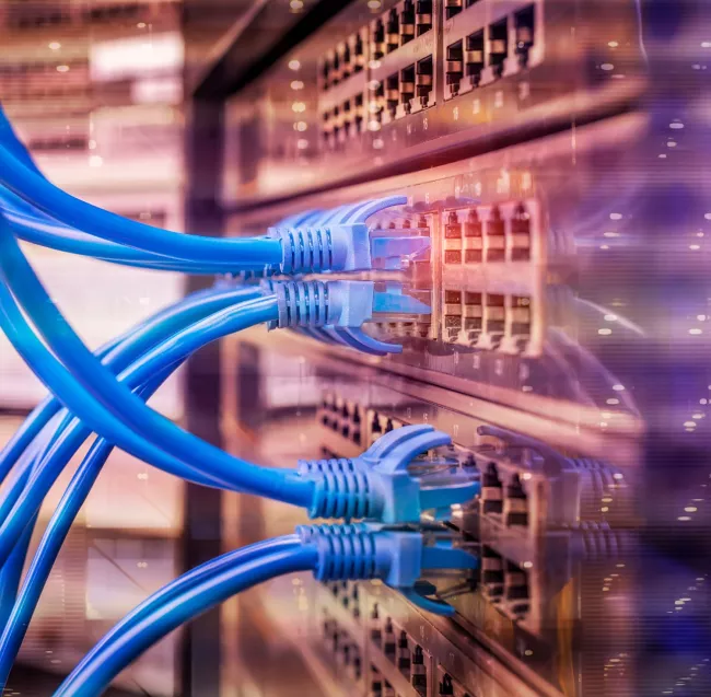 zapojený síťový kabel