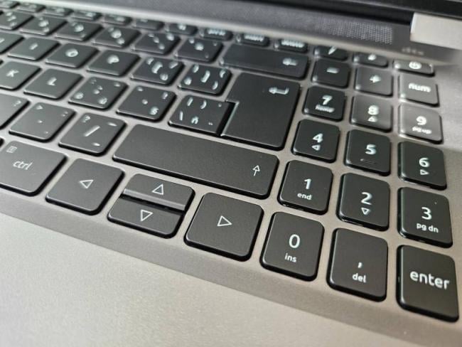 Malé kurzorové klávesy Aceru Swift X 16