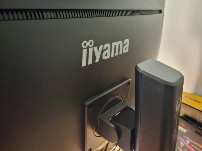 Iiyama G-Master GCB3280QSU Red Eagle umožňuje výškové nastavení panelu i jeho přetočení na výšku