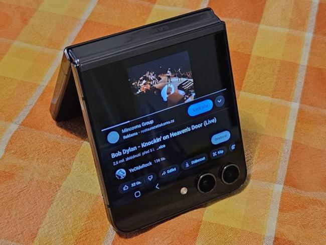 Youtube na externím displeji Galaxy Z Flip 5