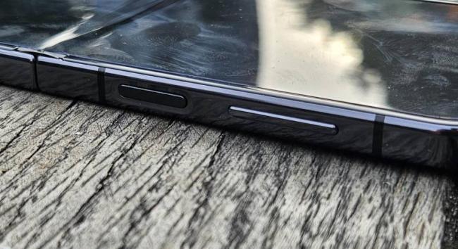 Čtečka otisků prstů ve vypínači, Samsung Galaxy Z Flip 5