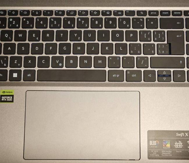 Klávesnice a touchpad Aceru Swift X 16