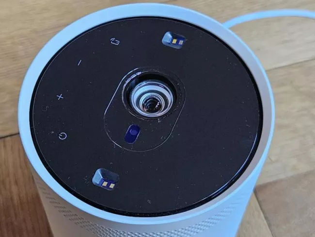 Pohled na objektiv Samsung The Freestyle 2