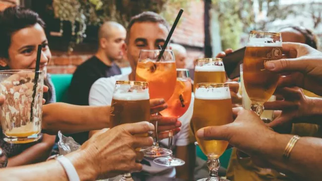 Zábava v restauraci a pití alkoholu