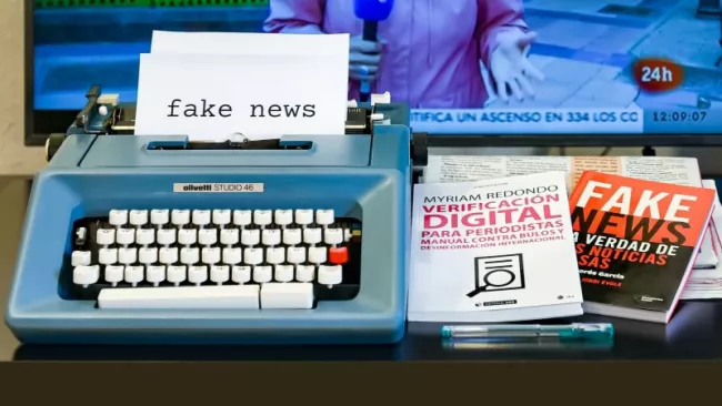 Psací stroj a motiv falešných zpráv