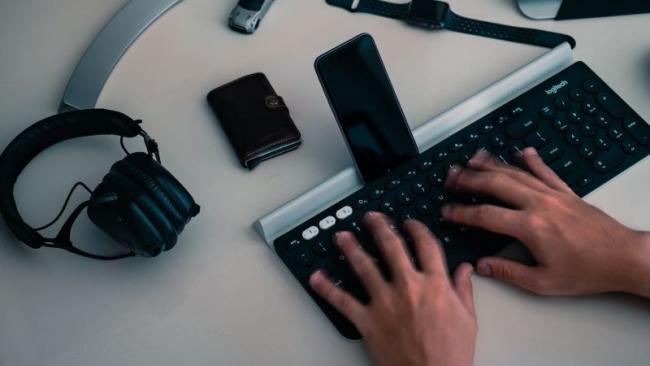 Muž pracuje s PC klávesnicí