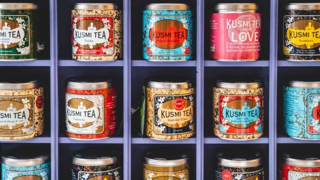 Čajové plechovky v regále