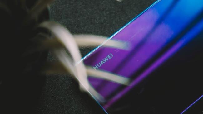 Záda smartphonu Huawei