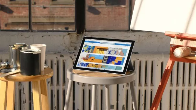 Grafické motivy na tabletu v malířském atelieru