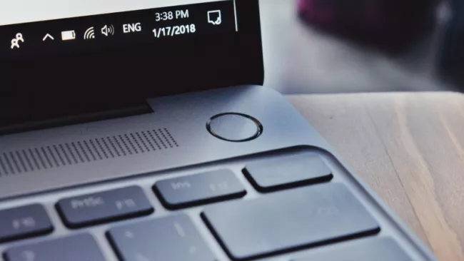 Detail na spouštěcí tlačítko notebooku