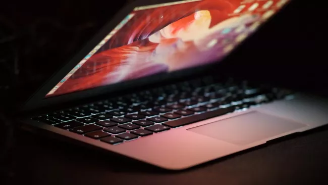 Laptop s přivřeným displejem