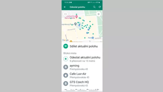WhatsApp na displeji mobilu