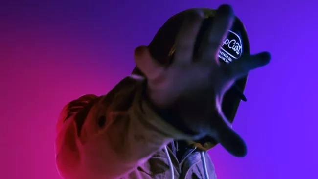 Muž v čepici se skrytým obličejem