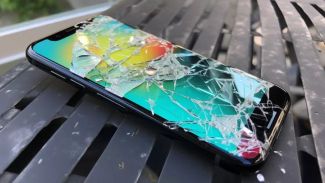 Apple iPhone zničen na maděru