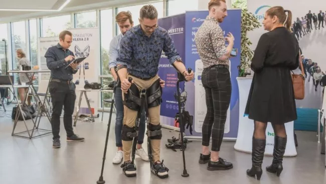 Asistence při učení chůze po úrazu