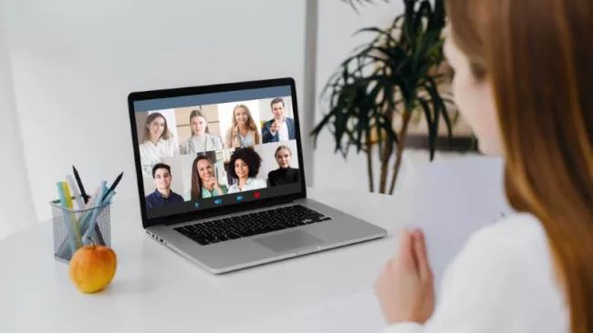 Uživatelka vede vide konferenci s ostatními členy týmu