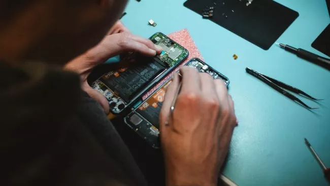 Muž opravuje smartphone