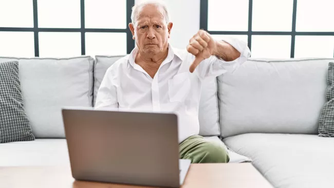 Důchodce s počítačem