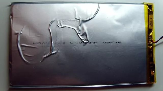 Poškozená baterie mobilu