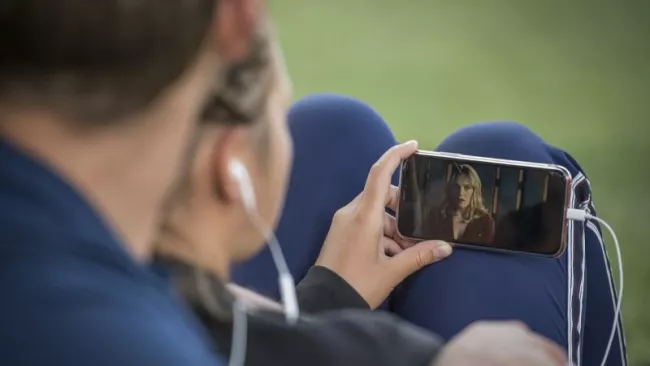 Muž a žena sledují video na smartphonu