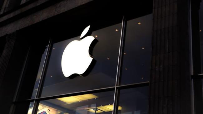 Logo Apple na výkladní skříni obchodu