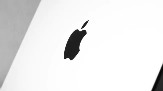 Logo Apple na víku laptopu