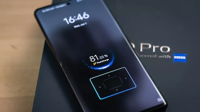 Mobil se zobrazeným stavem nabíjení na displeji