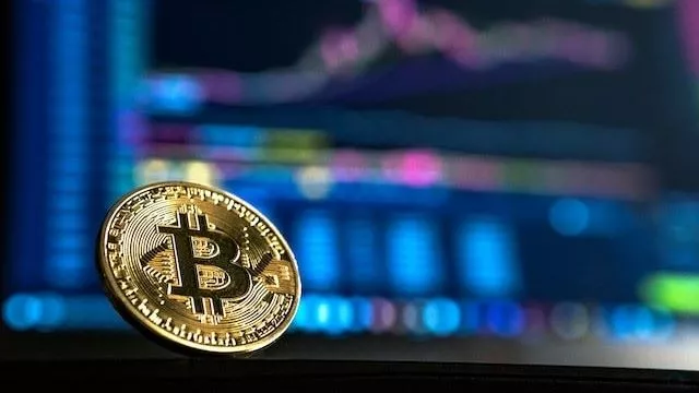 Bitcoin s pozadím počítačového monitoru