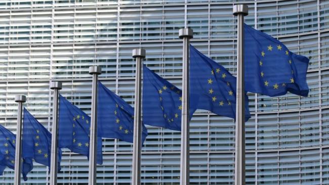 Vlajky se symbolem EU před budovou Evropské komise
