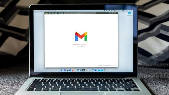 Logo Google Mail na displeji laptopu