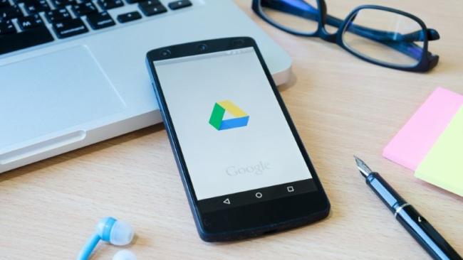 Logo Google Disku na displeji smartphonu