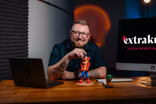 Pavel Matějíček hovoří do mikrofonu 