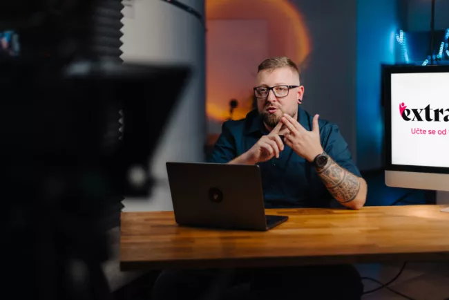 Pavel Matějíček hovoří do mikrofonu 