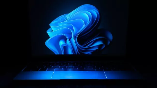 Tapeta Windows 11 na displeji laptopu