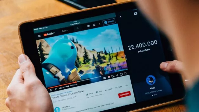 Stránka YouTube na displeji tabletu