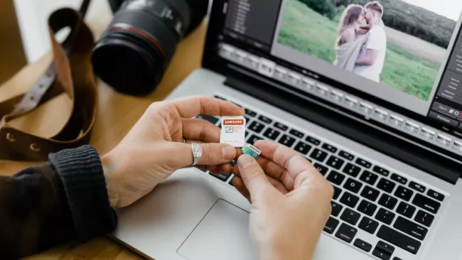 MicroSD karta a laptop