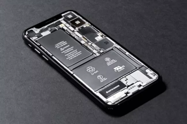 iPhone bez krytu s pohledem na vnitřní uspořádání