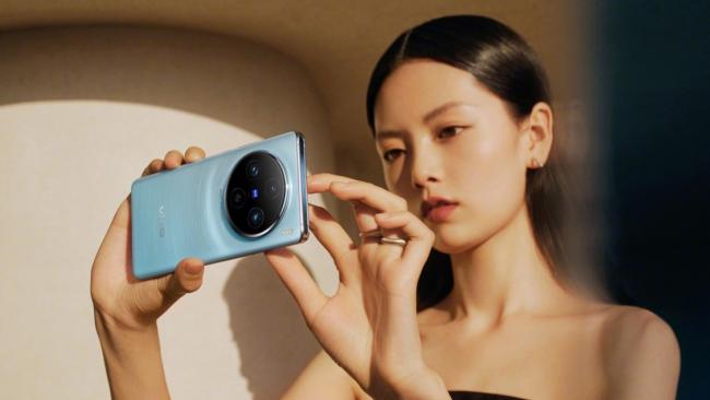 Vivo X100 v ruce