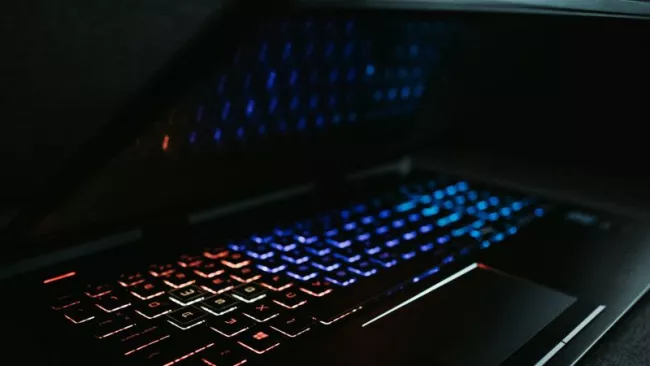 Notebook s přivřeným displejem