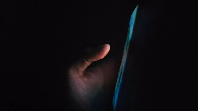 Smartphone v ruce uživatele