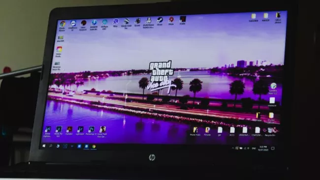 Logo hry GTA 5 na desktopu laptopu