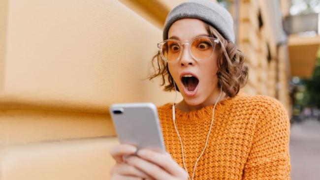 Vyděšená uživatelka smartphonu